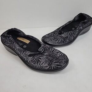 NWOB Arcopedico Women's 7 / 7.5 Black & White Knit Slip On Super Flex Athleisure